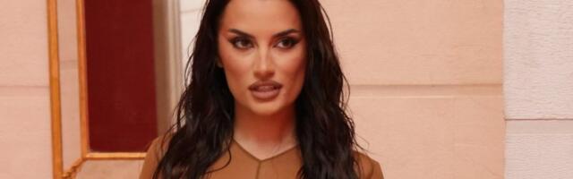 Svi gledaju u čipkane gaće: Pevačica u providnoj haljini pokazala previše