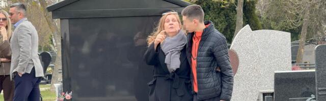 Majka Marinka Madžgalja poljubila spomenik, pa se okrenula i u suzama izgovorila: "Ovo je moj unuk, moj ponos"