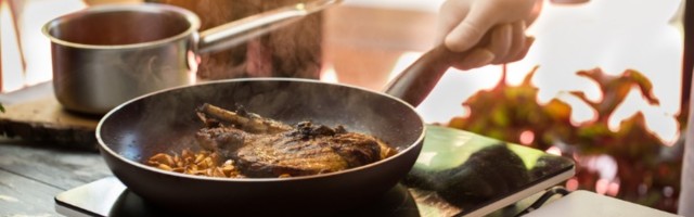 Jednostavan trik da vam ulje ne prska van tiganja