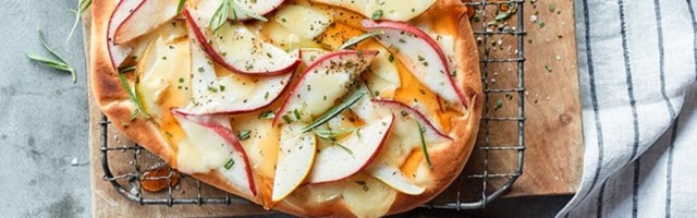 Lepinje sa kruškama, ruzmarinom i brie sirom
