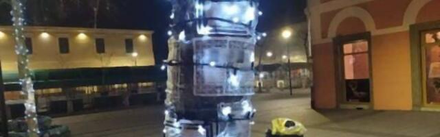 Bizarna novogodišnja atmosfera - u Somboru okitili drveće na kojem su zakačene umrlice