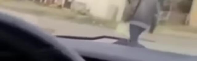 (UZNEMIRUJUĆI VIDEO) MONSTRUM UDARIO ČOVEKA, SNIMIO I POBEGAO! Jeziv snimak kruži društvenim mrežama!