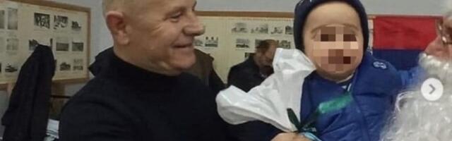 SNS-ovac delio deci paketiće, pa izvukao flašu s likom...