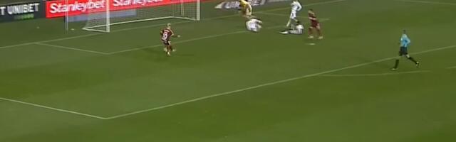 Promašaj veka nam stiže iz komšiluka: Pogledajte šta je saigrač srpskog fudbalera uradio ispred prazne mreže