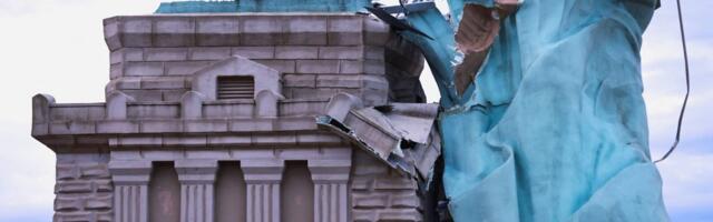 Srušio se Kip slobode: Šokantan snimak obilazi svet! (FOTO/VIDEO)