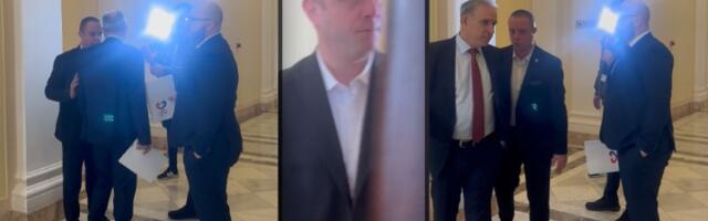 Poslanik objavio snimak: Obezbeđenje Skupštine pustilo ekipu Informera u ZABRANJENI deo (VIDEO)