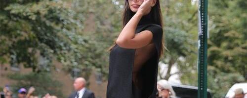 Emili Ratajkovski gole grudi prekrila samo rukavima od džempera i tako izašla na ulicu: Malo je falilo da sve pokaže (FOTO)