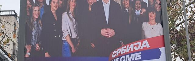 VIDEO Čuvari SNS bilborda napali aktiviste "Mladi Kula", kažu da se čuo pucanj