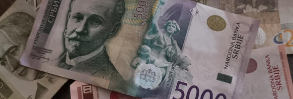 Prosečne zarade u Kragujevcu i u februaru ispod republičkog proseka