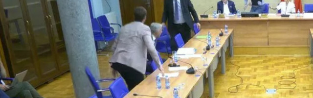 (VIDEO) UMALO TUČA, SEDNICA PREKINUTA: Katnić i Milačić u žestokoj raspravi, obezbeđenje sprečilo FIZIČKI OBRAČUN!