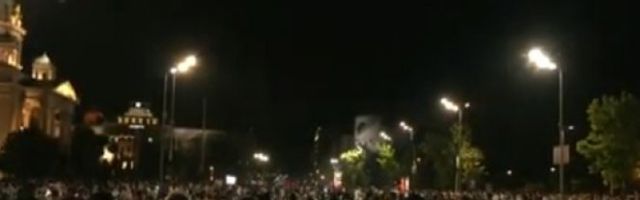 (FOTO/VIDEO) DVA TOPOVSKA UDARA, BAKLJE, MEĐUSOBNA KOŠKANJA I TUČA DVE GRUPE DEMONSTRANATA! Evo šta je obeležilo večerašnji protest ispred Skupštine Srbije!