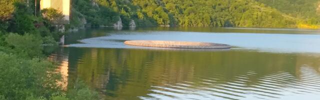 Uvačko jezero blizu preliva
