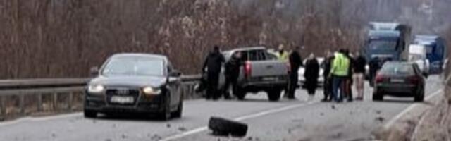 TEŽAK UDES VIŠE VOZILA KOD OVČAR BANJE! Otpao točak, srča po putu, saobraćaj u prekidu! (VIDEO)