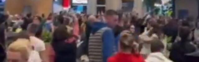EKSTREMISTI BLOKADERI UPALI U UŠĆE ŠOPING CENTAR: Boljševički plenumaši nastavljaju da maltretiraju građane (VIDEO)