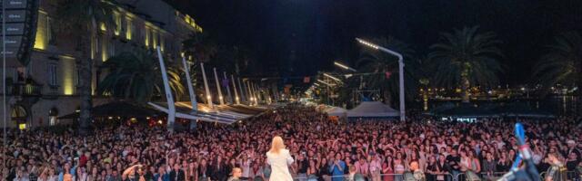 Jelena Rozga sva u belom zablistala u rodnom Splitu! Priredila istorijski koncert pred 70.000 ljudi