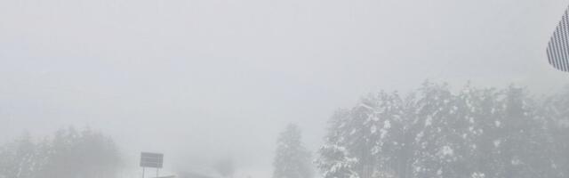 Snimak kolapsa kod Nove Varoši: Sneg zavejao puteve, vozila se zaglavila u krivini, ne mogu da se mimoiđu