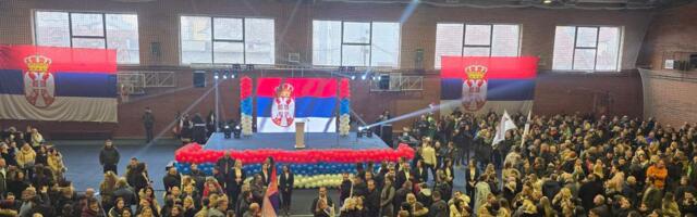 Počeo miting Srpske liste: Intonirana himna Srbije u prepunoj Hali sportova u Kosovskoj Mitrovici