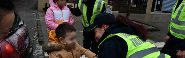Policija BOŽIĆNIM PAKETIĆIMA obradovala najmlađe Kragujevčane (FOTO)