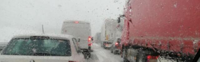 Saobraćajni kolaps na putu Ruma-Vrdnik: Vetar zarobio kolonu vozila