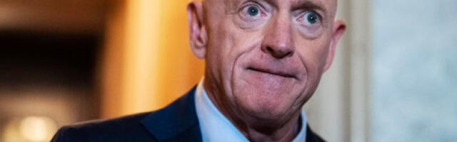 Сенатор Кели тужио Пентагон