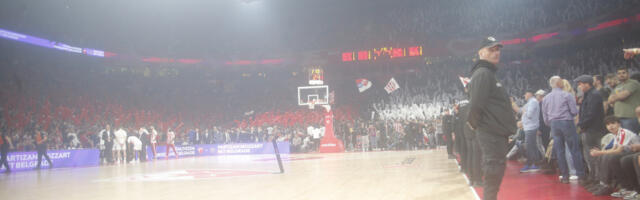 Navijači Zvezde umalo upali na teren! Napali igrača Partizana, potpuni haos u "Areni" (VIDEO)