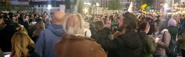 (VIDEO) Šta se dešava ispred N1? Blokaderi koji podržavaju tajkunske medije ne razdvajaju se od piva