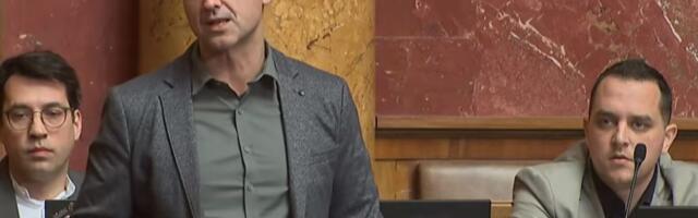 Poslanik objavio snimak prazne sale kada je trebalo da se raspravlja o Macutovoj Vladi (VIDEO