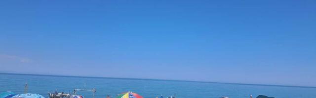 Srbi na metar od obale snimili ajkulu? Video iz popularnog letovališta uznemirio turiste: "Nikada nisu bile ovako blizu plaže"