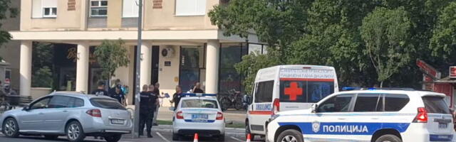 DOŠAO KOLIMA DO BULEVARA, POMOĆ ZATRAŽIO NA KIOSKU! Detalji krvavog obračuna u Novom Sadu: Mladić (26) zatečen na klupi sa teškom povredom! (VIDEO)