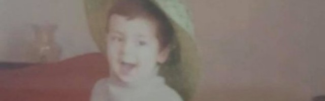 PREPOZNAJETE LI VODITELJA SA SLIKE? Nos je njegov PONOS, jako je DUHOVIT, a jedna TRAGEDIJA obeležila je njegov život /FOTO/