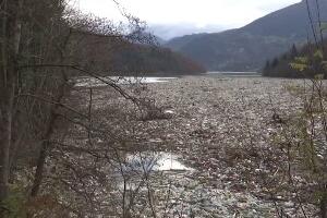 Потпећко језеро код Прибоја поново преплављено смећем