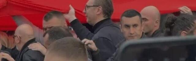 DIRLjIV MOMENAT: Pogledajte kako je Vučić dočekao najdužu trobojku (VIDEO)