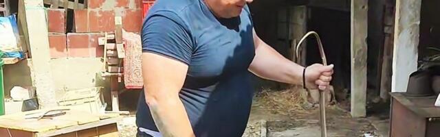 Vladica izvukao stepskog smuka iz temelja kuće kod Leskovca