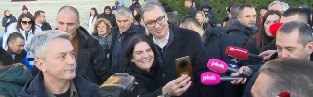 Vučić obilazi Božićno seoce: Građani mu poručili da je najbolji (FOTO)
