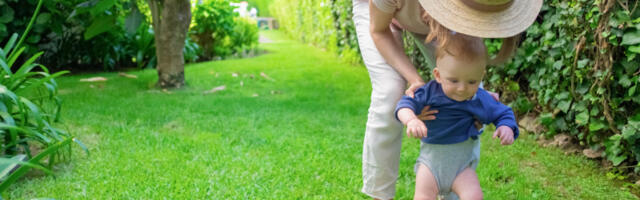 Zašto je važno da bebe što više dodiruju stopalima neravne površine (VIDEO)