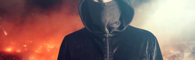 KAMERE SNIMILE PREMLAĆIVANJE TINEJDŽERA (19) U HUMSKOJ: Desetorica opkolila mladića, zaustavili saobraćaj, udarali ga palicama i šutirali