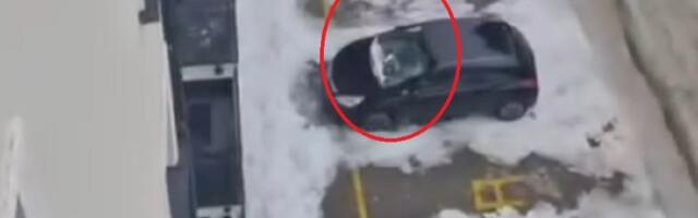 Za dlaku izbegnuta tragedija na Zlatiboru: Ledenica smrskala automobil (VIDEO)