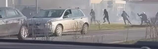 VIDEO: Divljanje huligana u Novom Sadu u danu derbija - i u vozu i na Klisi