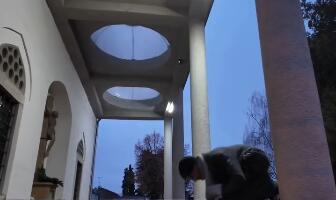 MUSLIMAN U HRVATSKOJ KLANJAO PRED CRKVOM: Kaže da je nekada bila velika džamija, pogledajte snimak (VIDEO)