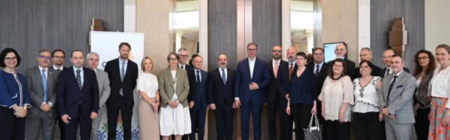 "ODLIČAN RAZOGOVRO SA AMBASADORIMA DRŽAVA ČLANICA EU!" Vučić razgovarao o politici proširenja i evropskom putu Srbije! (FOTO)