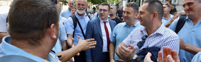 Вучић испунио захтев радника ГСП-а: Поништава се конкурс са „Стрелом”