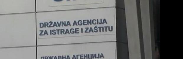 SIPA IZVELA AKCIJU "FORD", UHAPŠEN ORGANIZATOR KRIJUMČARENJA MIGRANATA Prilikom pretresa lokacije osumnjičenog pronađen novac putničko motorno vozilo kao dokaz