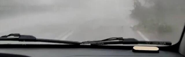Pljušti, lije! Nevreme u ovom delu Srbije (VIDEO)