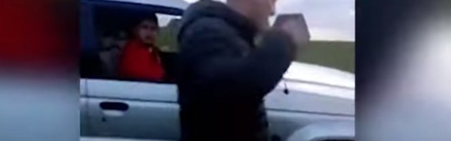 INCIDENT U BIJELOM POLJU! Komandir policije oteo građanima trobojku, pa im psovao srpsku majku! (VIDEO)