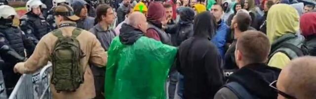 DEMONSTRANTI SE TUKU MEĐU SOBOM: Boljševički plenumaši ne mogu bez nasilja (VIDEO)