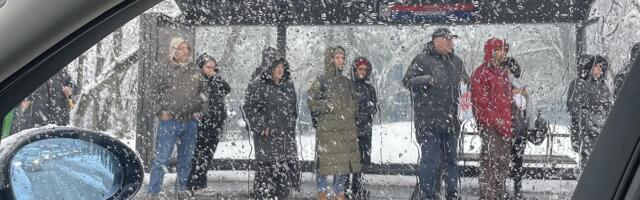 PRONAĐENO TELO MUŠKARCA NA AUTOBUSKOM STAJALIŠTU NA NOVOM BEOGRADU! Hitna pomoć mogla samo da konstatuje smrt, uviđaj i dalje u toku!