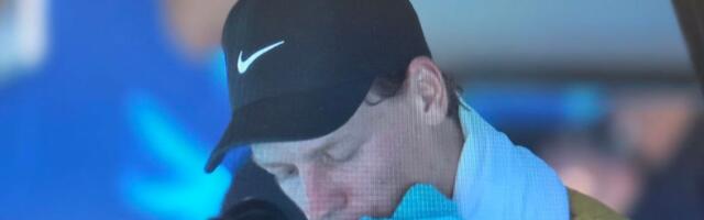 Muke za Sinera: Janik u grčevima povraćao, zvao medicinski tajm-aut, problemi se samo ređaju za šampiona AO!