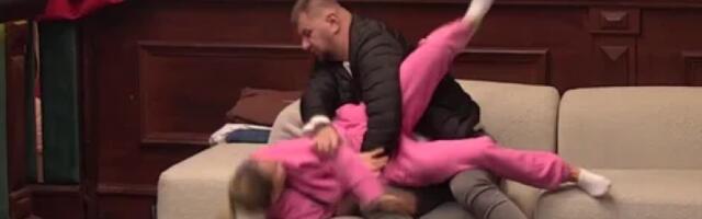 NAŠLJOKANU ANELI JEDVA OBUZDALO OBEZBEĐENJE: Nasrnula na Janjuša jer joj nije UZVRATIO LJUBAV! Poniženje veka! (VIDEO)