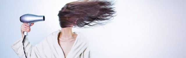 KO VAMA POMAŽE OKO KOSE? Ovakvog frizera niste videli do sada! (Video)