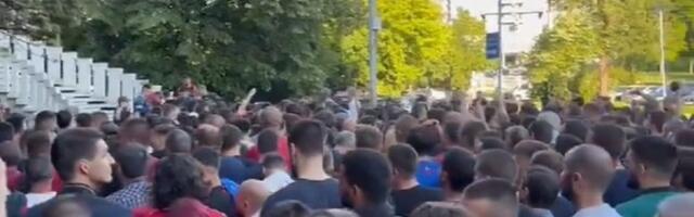 Nezapamćeni redovi ispred "Pionira" pred derbi (VIDEO)